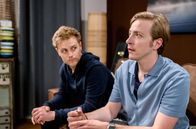 Sturm der Liebe – Max (Stefan Hartmann, l.) kann Gerry (Johannes Huth, r.) nicht von seiner Liebe zu Shirin abbringen.