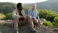 Der weiße Äthiopier – Frank Michalka (Jürgen Vogel) und Dr. Kidanu (Selam Tadese) werden Freunde.