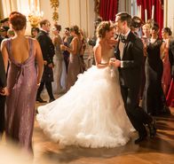 The Royals – v.r.) mit Nick (Tom Ainsley, r.) auftaucht, hat Prinz Liam Gemma als Begleitung dabei. Doch kann das gutgehen?
