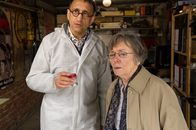 SOKO Stuttgart – Das Opfer wurde mit Quecksilber vergiftet. Jan Arnaud (Mike Zaka Sommerfeldt) sucht nun in Edith Jannowitz‘ (Monika Lennartz) Haus nach der Quelle.