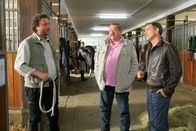 Die Rosenheim-Cops – Die Rosenheim-Cops (Joseph Hannesschläger, M., Florian Fitz, r.) ermitteln. Steckt Stallmeister Scharnitz (Stefan Wilkening, l.) hinter dem Verschwinden eines wertvollen Pferdes? Für Bergmann und Hofer ein Mordmotiv.