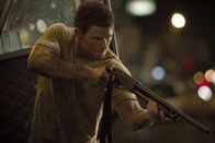 Java Heat - Insel der Entscheidung – Immer wieder muss FBI Agent Jake Travers (Kellan Lutz) feststellen, dass die Allianzen und Fronten schneller wechseln als die Sonnenaufgänge ...