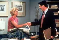 Dharma & Greg – Um Greg (Thomas Gibson) näher kennen zu lernen, stattet Dharma (Jenna Elfman) ihm einen Besuch in seinem Büro ab.