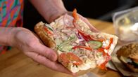 ORF III Themenmontag: Die Tricks ... – Ein gekauftes gefülltes Baguette – frisch sieht das nicht aus.