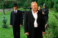 Murdoch Mysteries – Detective William Murdoch (Yannick Bisson), Inspector Thomas Brackenreid (Thomas Craig), the prisoner, Constable George Crabtree (Jonny Harris) in the forest