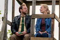 Mord mit Aussicht – Dietmar Schäfer (Bjarne Mädel, l.) trifft sich heimlich mit seiner Jugendliebe Katja (Sandra Bormann, r.). Auf dem Hochsitz schwelgen sie in Erinnerungen.