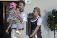 Der Bergdoktor – Weil Hans keine Zeit hat und Susanne (Natalie O'Hara) im "Wilden Kaiser" arbeiten muss, bittet sie ihren neuen Freund Tim Petersen (Ben Braun), auf die kleine Sophia aufzupassen.