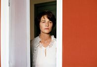 Swimming Pool – Die Krimischriftstellerin Sarah Morton (Charlotte Rampling) denkt sich einen Roman aus.