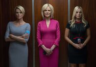 Bombshell - Das Ende des Schweigens – Moderatorin Megyn Kelly (Charlize Theron, l.) und die Newcomerin Kayla Pospisil (Margot Robbie, r.) müssen nun auch Farbe bekennen.