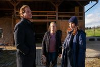 Der Alte – Der neue Pferdestall von Biobäuerin Michaela Bock (Stefanie von Poser, M.) birgt ein Geheimnis, da sind sich Caspar Bergmann (Thomas Heinze, l.) und Annabell Lorenz (Stephanie Stumph, r.) sicher.