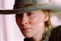 The Missing – Das Leben als Farmerin und alleinerziehende Mutter zweier Töchter hat Maggie Gilkeson (Cate Blanchett) abgehärtet.