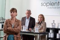 SOKO Kitzbühel – SOKO Kitzbühel Staffel 13 Folge 1 Sie versuchen einen kniffligen Fall zu lösen: Kristina Sprenger als Karin Kofler, Heinz Marecek als Hannes Kofler, Andrea L'Arronge als Gräfin Schönberg Copyright: SRF/ORF