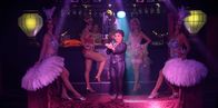 SOKO Stuttgart – Verführung im "Salon Rouge": Dora Krumme (ChrisTine Urspruch, M.), die Managerin des Burlesque-Theaters, moderiert ihre attraktiven Tänzerinnen (Komparsinnen) an - bald ist hier jedoch keinem mehr zum Tanzen zu Mute.