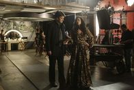 Castle – Als eine junge Schauspielerin ermordet wird, die bei einer Telenovela als Darstellerin engagiert war, wird Beckett und ihre Kollegen in einen Fall voller Lügen und Intrigen verstrickt, während Castle (Nathan Fillion, l.) von Sophia Del Cordova (Daya Vaidya, r.), dem heißblütigen Star der Serie engagiert wird, um eine verschwundene Handtasche zu finden ...