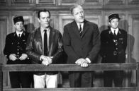 Lucky Jo – „Lucky Jo“ (Eddie Constantine, li.) und Simon (Georges Wilson, re.) müssen sich für ihren Einbruch vor Gericht verantworten.