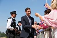 The Royals – Wird von der Öffentlichkeit gefeiert. Doch hat Robert (Max Brown, M.) wirklich allen Grund zu feiern?