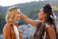 The Mallorca Files – Miranda (Elen Rhys, l.) verbringt ihren Zwangsurlaub auf einer abgelegenen Insel, um die Ermittlungen voranzutreiben. Doch ein rätselhaftes Ritual, mit dem sie von der geheimnisvollen Hippolyta (Tara Hoyos-Martinez, r.) empfangen wird, stellt ihre Pläne unerwartet auf den Kopf.