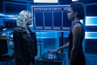 The 100 – Clarke Griffin / Josephine Lightbourne (Eliza Taylor, l.); Dr. Simone Lightbourne VI (Tattiawna Jones, r.)