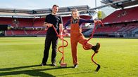 Check in - Marinas Rätsel-Abenteuer – Marina hilft Greenkeeper Stefan den Fußballplatz im Stadion auszubessern.