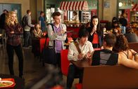 Community – Britta (Gillian Jacobs, l.) und Jeff (Joel McHale, 2.v.r.) müssen sich mit Kelly (Jillian Rose Reed, 3.v.r.), Scott (Dean Collins, 2.v.l.) und Mark (Jared Kusnitz, 3.v.l.), drei vorlauten Highschool-Schülern herumschlagen, deren kindisches Verhalten sie auf die Palme bringt. Doch Jeff hat einen Plan, als er Marks Mutter (Lisa Rinna, r.) kennenlernt ...