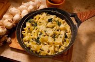 Zu Tisch ... – Marta Fazlićs Pasta mit Mangold – ein Gericht aus ihrem Kochbuch mit Großmutters Rezepten