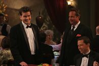 Two and a Half Men – Auf der Preisverleihung für den besten Werbejingle: Charlie (Charlie Sheen, l.), Alan (Jon Cryer, r.) und Archie (Jon Lovitz, M.) ...