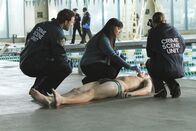 Castle – Noch am Tatort versucht Lanie Parish (Tamala Jones, M.), die Todesursache des Hochleistungsschwimmers herauszufinden.