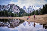 Eine harte Tour – Die Gruppe unterwegs durch die Berge.