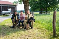 Hubert und Staller – Hubert (Christian Tramitz, r.) und Staller (Helmfried von Lüttichau, l.) erhoffen sich von der Frau des Opfers, Sabine Lange (Tatjana Clasing, M.) Hinweise auf den Täter.