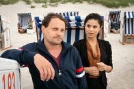 Wilsberg – Kommissar Drechshage (Stefan Haschke) ist gelangweilt von seiner Kur. Was er braucht, ist ein Fall - da kommt ihm der Erbschaftsstreit von Dr. Tessa Tilkers (Patricia Meeden) Mandanten gerade recht.