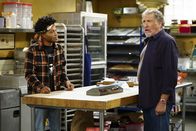 Superior Donuts – Franco (Jermaine Fowler, l.); Arthur (Judd Hirsch)