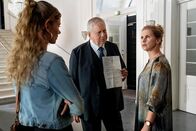 Der Staatsanwalt – Der Staatsawalt präsentiert der Wittwe und deren Tochter den Durchsuchungsbefehl, v.li.: Johanna Hens als Mira Richard, Rainer Hunold als Bernd Reuther, Tanja Schleiff als Lydia Richard