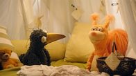 Rudis Rabenteuer – Ella (Anna Menzel) wundert sich: Hier stinkt es genauso wie in der Geschichte von Stinktier Kunki. Hat Rudi (Lennart Morgenstern) etwa gepupst?