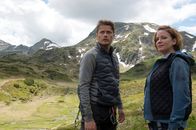 Die Bergretter – Auf dem Berg wird deutlich: Um Carsten (Roman Knizka, l.) und Sabine Lechners (Muriel Baumeister, r.) Beziehung steht es alles andere als gut.
