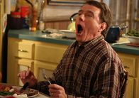 Malcolm mittendrin – Hal (Bryan Cranston) bekommt den Schock seines Lebens, als er sich in eine Zahnlücke schließen lässt, und danach eine Rechnung über 2000 Dollar erhält ...
