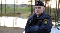 Jäger - Tödliche Gier – Polizeianwärter Peter Bäckström (Johan Marenius Nordahl) gerät zwischen die Stühle.