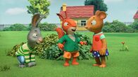 Pip und Posy – Jamila erklärt Pip und Posy, was sie so alles über Insekten weiß.