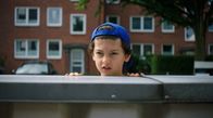 Die Pfefferkörner – Piet (Noah Lusander) beobachtet die Tankstelle aus sicherer Entfernung.