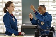 Bones - Die Knochenjägerin – Temperance Brennan (Emily Deschanel, l.); Dr. Clark Edison (Eugene Byrd, r.)
