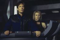 Gene Roddenberry's Andromeda – Wird es Dylan (Kevin Sorbo, l.) und Beka (Lisa Ryder, r.) mit der Andromeda gelingen, das neueste Schiff der Hohen Wache wieder unter Kontrolle zu bekommen?
