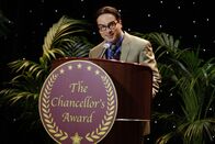 The Big Bang Theory – Kündigt Sheldon bei der Veranstaltung an, verliert jedoch die Beherrschung und breitet sein demütigendes Erlebnis mit seiner Mutter vor dem Publikum aus: Leonard (Johnny Galecki) ...