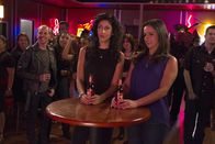 Brooklyn Nine-Nine – (v.li.) Stephanie Beatriz (Rosa Diaz), Melissa Fumero (Amy Santiago).