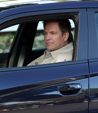Navy CIS – Auf dem Stützpunkt Quantico wird eine Soldatin von einem Pick-up überfahren. Der Fahrer des Wagens flüchtet. DiNozzo (Michael Weatherly) und seine Kollegen versuchen alles, um den Täter zu finden ...