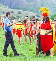 Hawaii Five-0 – Am Rande der Nachstellung einer historischen Schlacht wird einer der Krieger ermordet aufgefunden. Steve (Alex O'Loughlin, l.) und seine Kollegen ermitteln, um den Mörder dingfest zu machen, und stoßen dabei auf Duke Lukela (Dennis Chun, r.). Doch ist er wirklich der gesuchte Täter?
