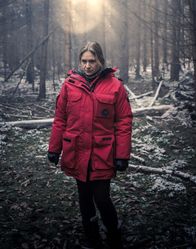Der Pass – Ellie Stocker (Julia Jentsch) ermittelt für die deutsche Seite in einem bizarren Mordfall: Der zur Schau gestellte Leichnam lag über dem deutsch-österreichischen Grenzstein.