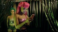 The Morning After – Michaela (Carmen Pretorius) und Mandisa (Gaosi Raditholo) vor ihrem Duett beim Drag-Contest.