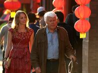 Das Traumhotel – Anna (Simone Hanselmann) versucht, ihrem Vater Karl (Prof. Peter Weck) Peking schmackhaft zu machen.