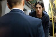 Die Hölle – Özge (Violetta Schurawlow, r.) und der Serienkiller Saeed el Hadary (Sammy Sheik, l.) liefern sich einen erbarmungslosen Kampf im nächtlichen Wien.