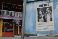 Mord im Hippie-Paradies – Als die Briefe über Monate ausbleiben, melden die Familien daheim die zwei als vermisst. Ein Privatdetektiv reist durch Guatemala, Belize und Honduras – ohne Erfolg.