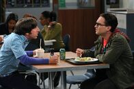 The Big Bang Theory – Leonard lädt Bernadette ein, sich in seinem Labor umzusehen. Howard (Simon Helberg, l.) ist eifersüchtig und fängt deswegen in der Cafeteria einen Streit mit Leonard (Johnny Galecki, r.) an ...